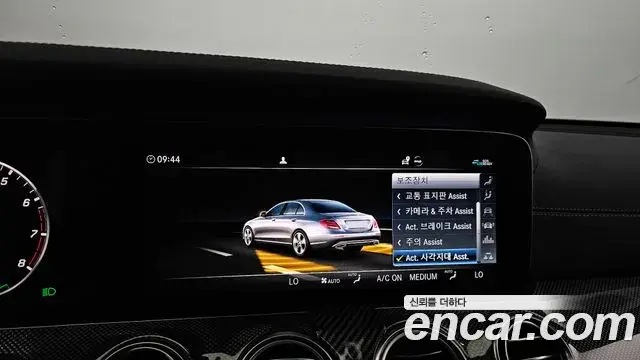 Mercedes-Benz E-Class 2020 — Photo 10/37
