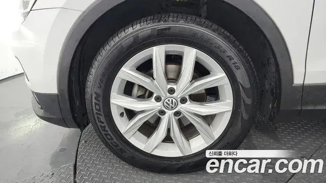 Volkswagen Tiguan 2019 — ფოტო 14/36