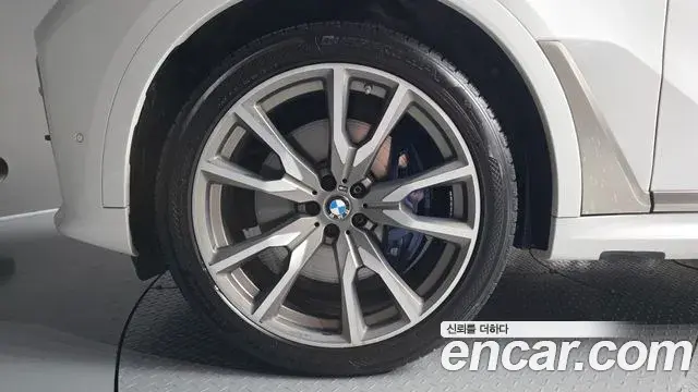BMW X7 2021 — ფოტო 15/33