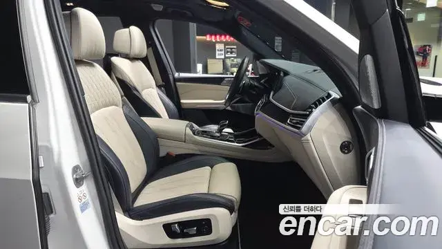 BMW X7 2021 — ფოტო 26/33