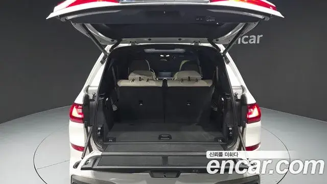 BMW X7 2021 — ფოტო 18/33
