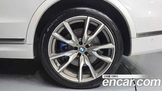 BMW X7 2021 — ფოტო 13/33