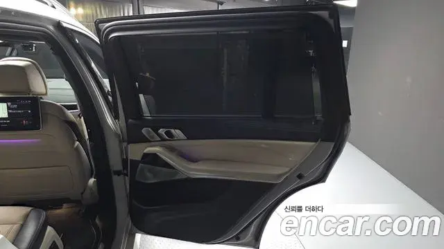 BMW X7 2021 — ფოტო 16/33