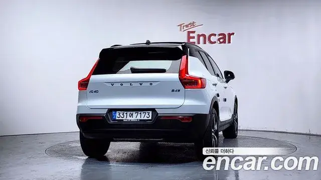 Volvo XC40 2020 — Şəkil 28/32