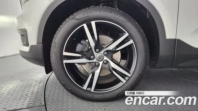 Volvo XC40 2020 — Şəkil 15/32