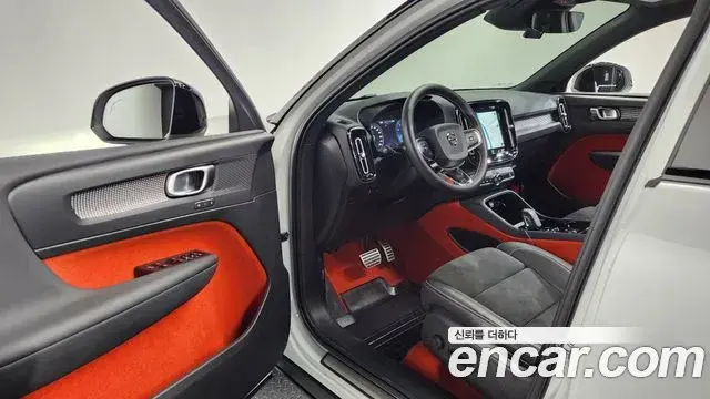Volvo XC40 2020 — Şəkil 10/32