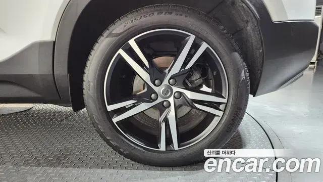 Volvo XC40 2020 — Şəkil 16/32