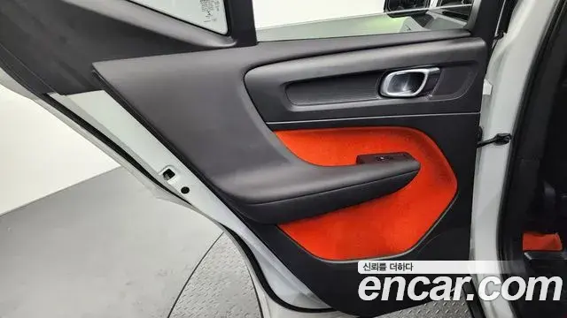 Volvo XC40 2020 — Şəkil 24/32