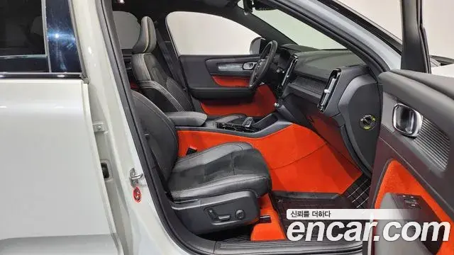 Volvo XC40 2020 — Şəkil 12/32