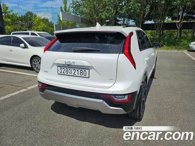 Kia Niro 2022 — Фото 2/20