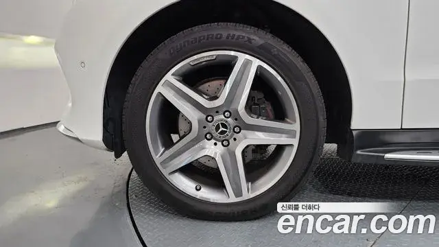 Mercedes-Benz GLE-Class 2018 — Şəkil 13/33
