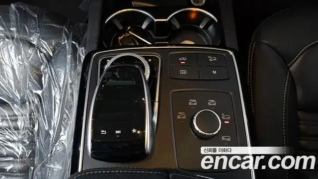Mercedes-Benz GLE-Class 2018 — Şəkil 24/33