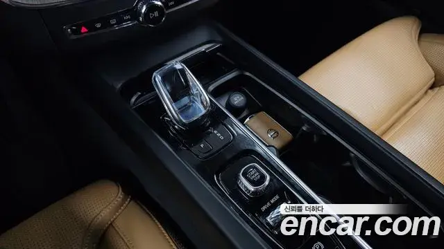 Volvo XC60 2020 — Şəkil 10/20