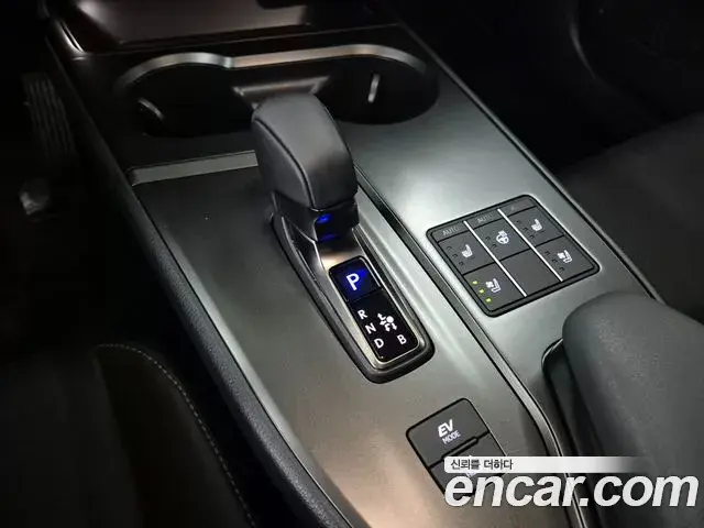 Lexus UX300h 2025 — Фото 8/19