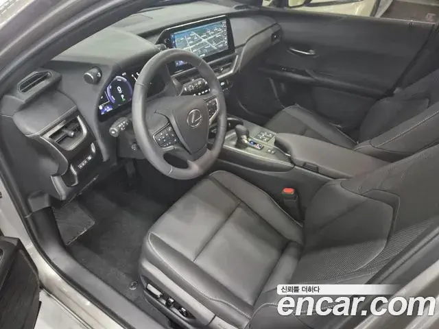 Lexus UX300h 2025 — Фото 9/19