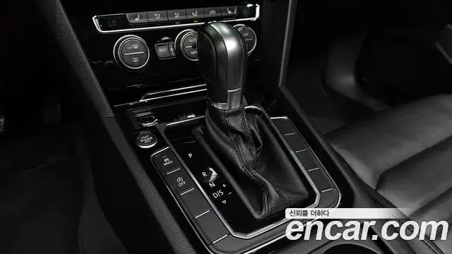 Volkswagen Passat GT 2018 — Şəkil 28/30