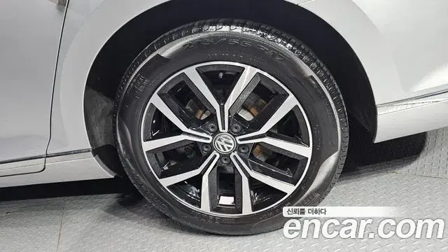 Volkswagen Passat GT 2018 — Şəkil 26/30