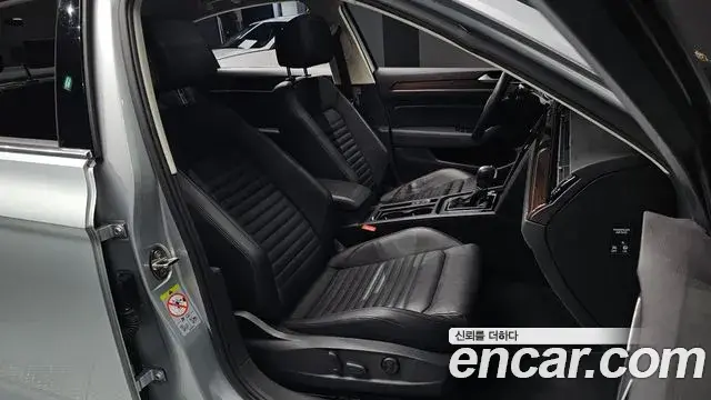 Volkswagen Passat GT 2018 — Şəkil 13/30