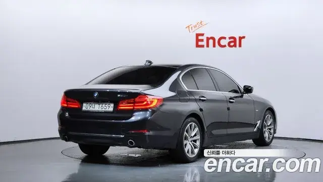 BMW 5 Series 2018 — Şəkil 23/31