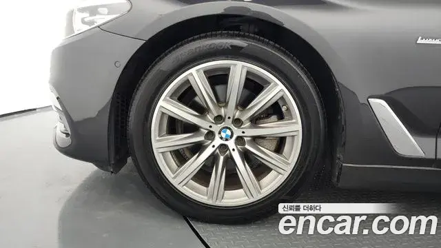 BMW 5 Series 2018 — Şəkil 29/31