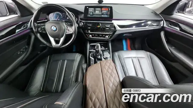 BMW 5 Series 2018 — Şəkil 18/31