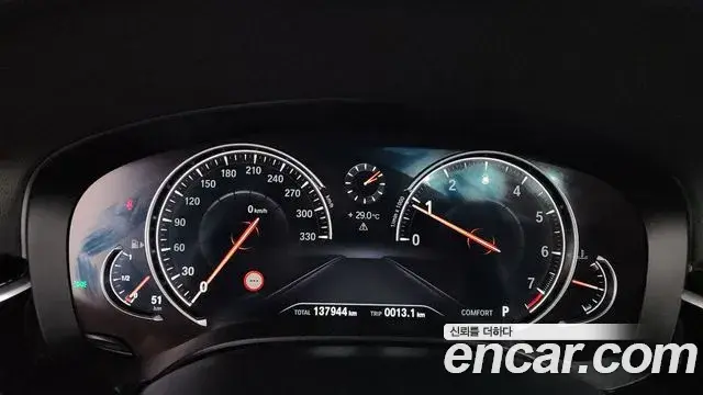 BMW 5 Series 2018 — Şəkil 19/31