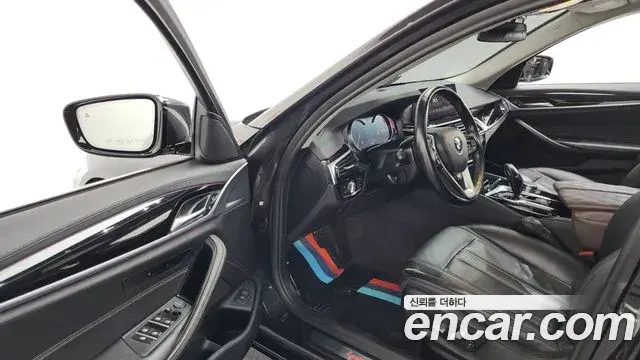 BMW 5 Series 2018 — Şəkil 27/31