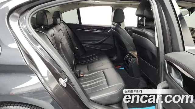 BMW 5 Series 2018 — Şəkil 28/31