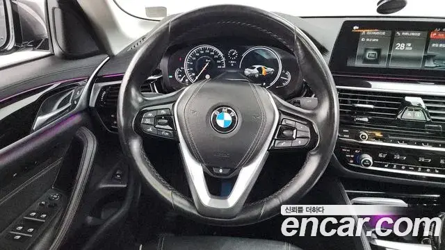 BMW 5 Series 2018 — Şəkil 30/31