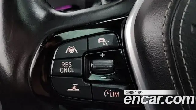 BMW 5 Series 2018 — Şəkil 21/31