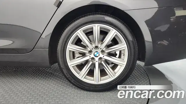 BMW 5 Series 2018 — Şəkil 17/31