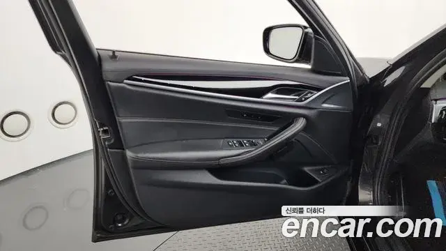 BMW 5 Series 2018 — Şəkil 26/31