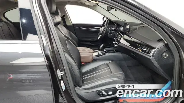 BMW 5 Series 2018 — Şəkil 9/31