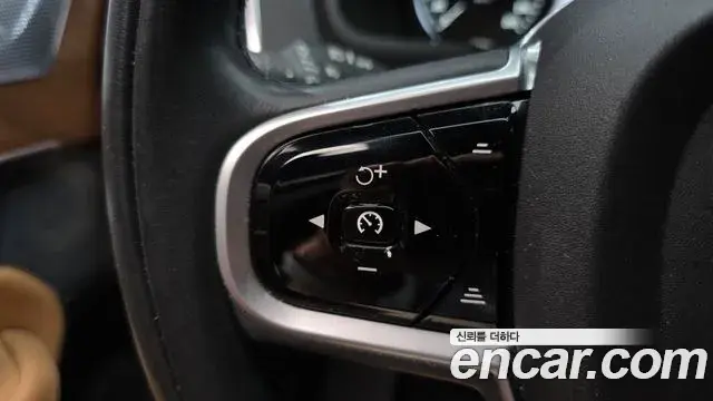 Volvo XC90 2018 — Фото 17/20
