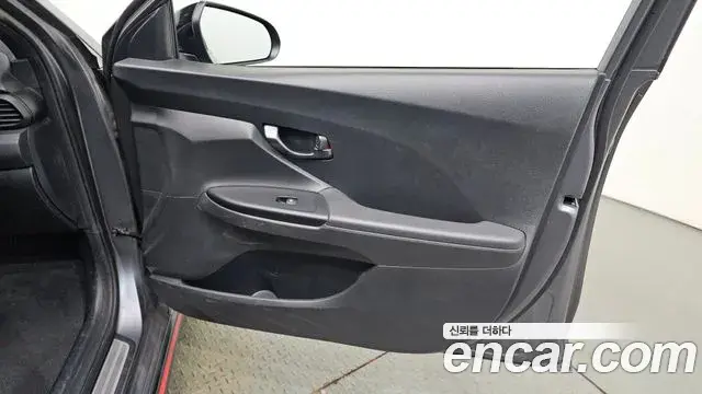 Hyundai Veloster 2018 — Şəkil 27/32