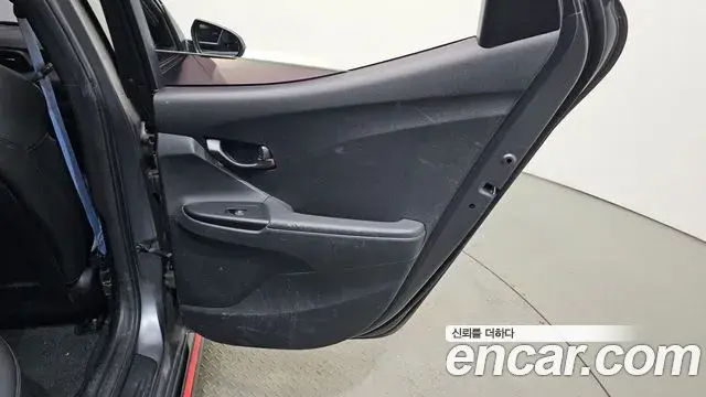 Hyundai Veloster 2018 — Şəkil 12/32
