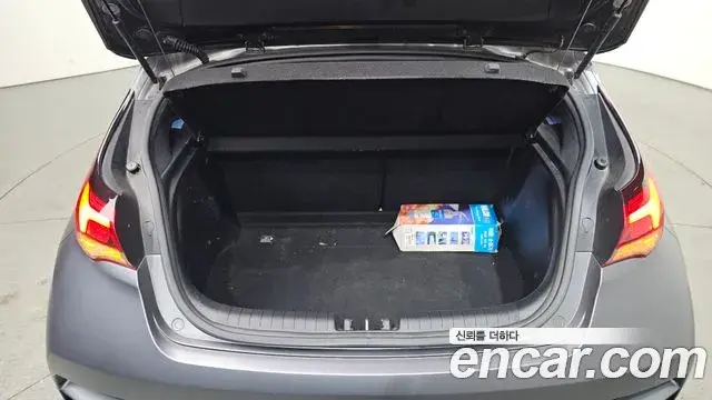 Hyundai Veloster 2018 — Şəkil 13/32