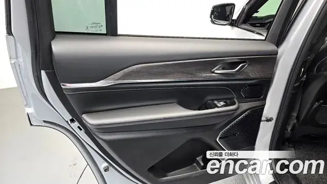 Jeep Grand Cherokee 2021 — Şəkil 24/32