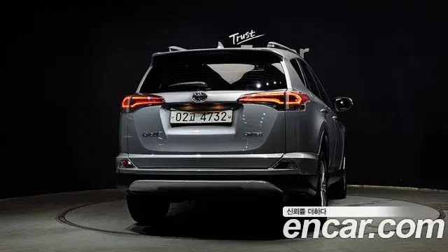 Toyota RAV4 2018 — Şəkil 13/20