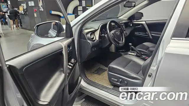Toyota RAV4 2018 — Şəkil 18/20