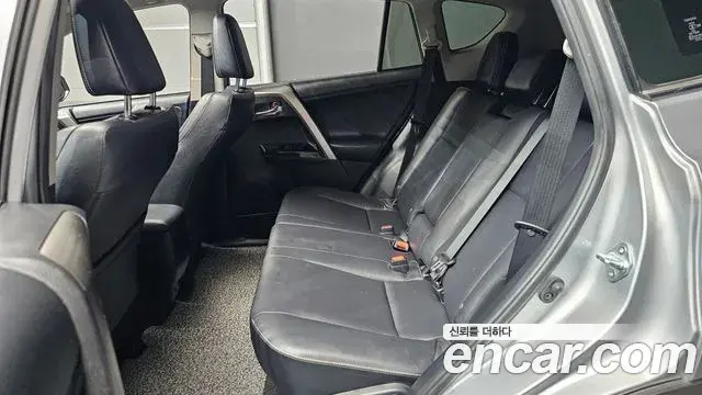 Toyota RAV4 2018 — Şəkil 12/20