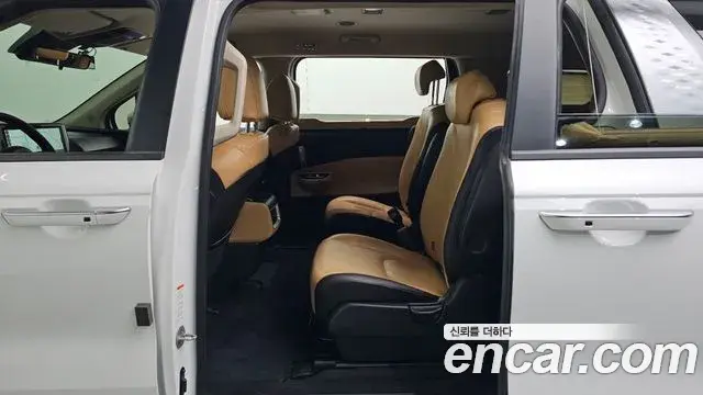 Kia Carnival 2021 — ფოტო 2/20