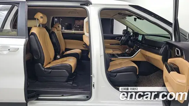 Kia Carnival 2021 — ფოტო 14/20