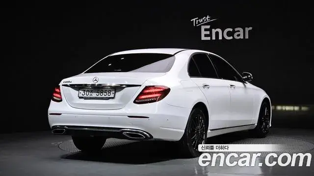 Mercedes-Benz E-Class 2019 — ფოტო 17/20