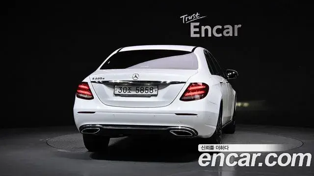 Mercedes-Benz E-Class 2019 — ფოტო 19/20