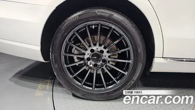Mercedes-Benz E-Class 2019 — ფოტო 11/20