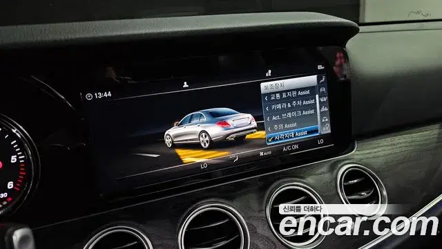 Mercedes-Benz E-Class 2019 — ფოტო 8/20