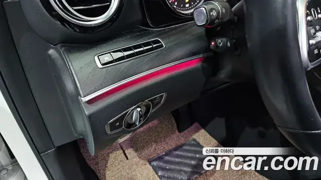 Mercedes-Benz E-Class 2019 — ფოტო 7/20
