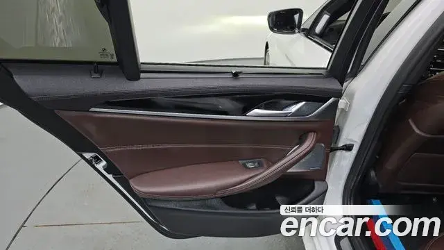 BMW 5 Series 2022 — ფოტო 26/34