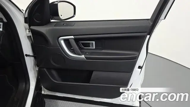 Land Rover Discovery Sport 2019 — Photo 12/33